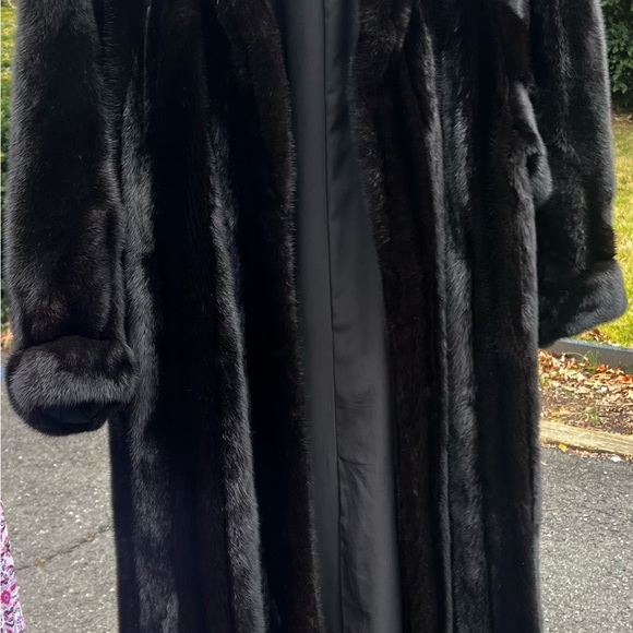 Like new very exquisite Dark Black Mink from Steven Corn Furs - Picture 5 of 9